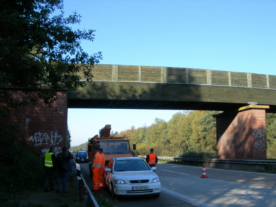Wildbrücke an der Autobahn, Untersuchung auf Fäulnisschäden